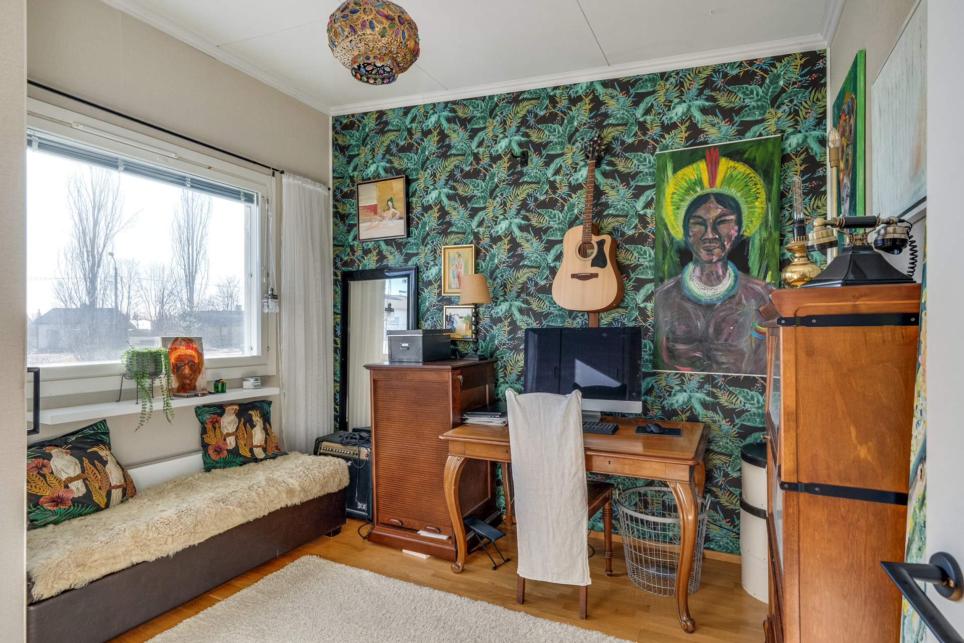 Makuuhuone 2, ikkuna etupihan puolelle