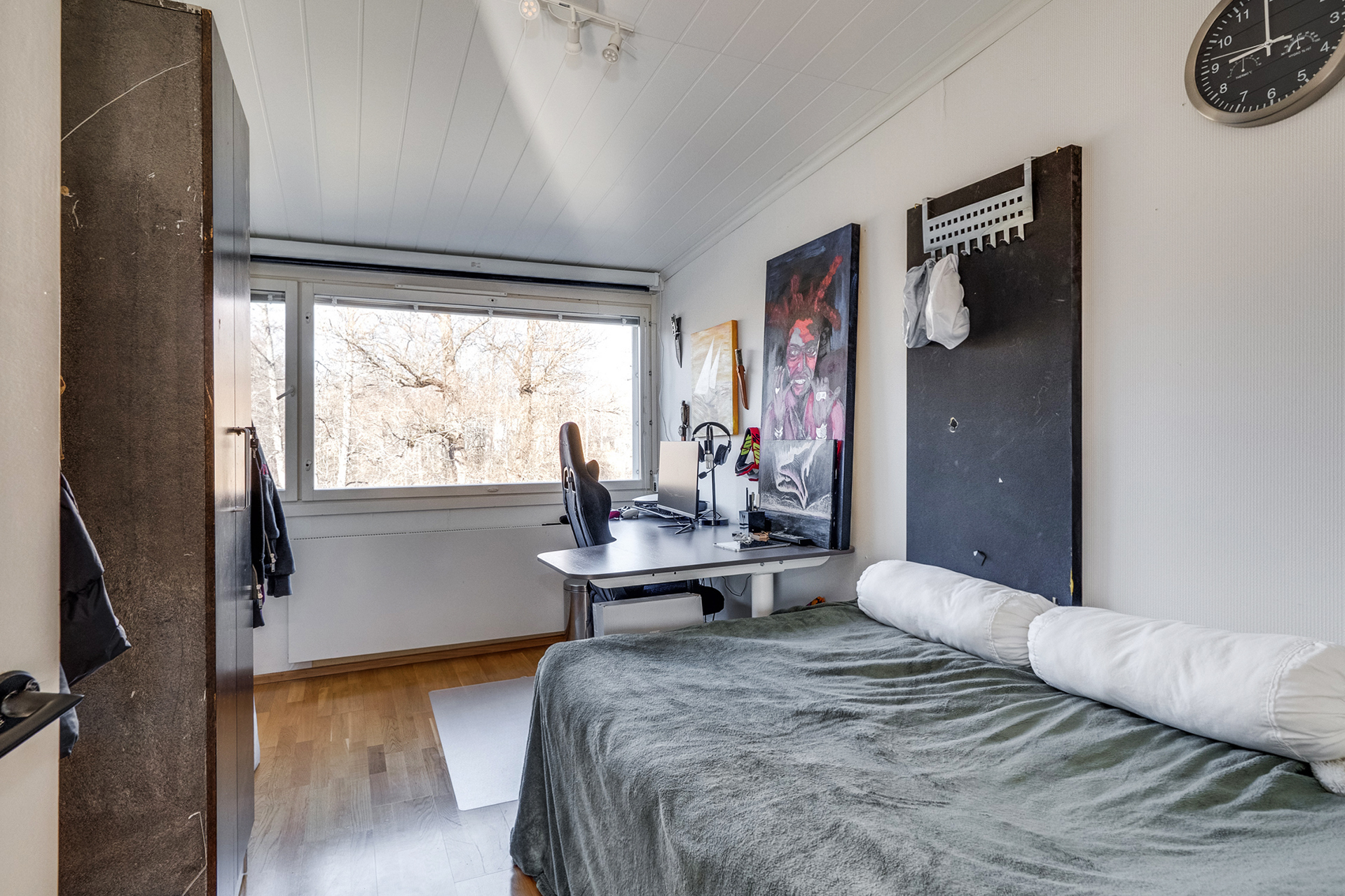 Makuuhuone 1, ikkunat kosken puolelle