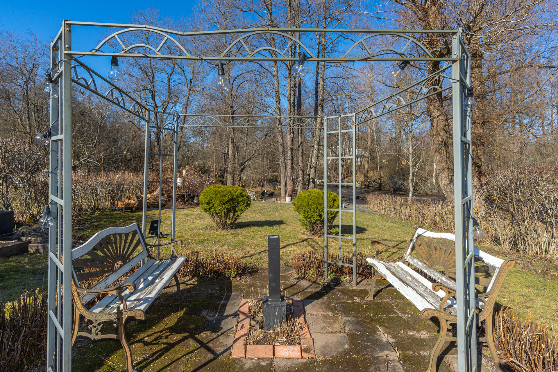 Puutarhamaisella pihalla on viehättäviä oleskelupaikkoja