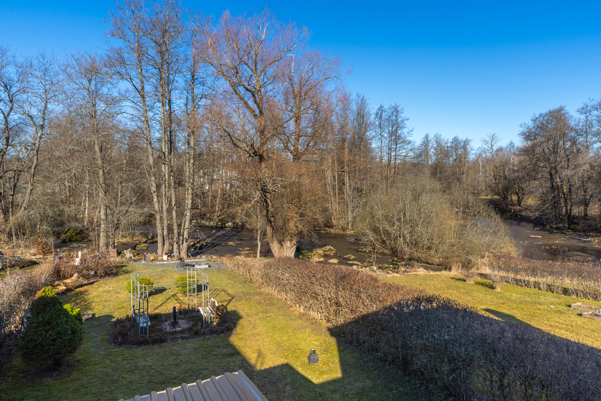 Parvekkeelta voi ihailla pihaa ja koskinäkymiä