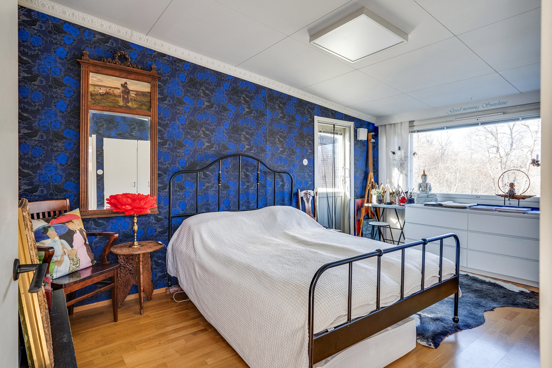 Päämakuuhuoneesta on käynti parvekkeelle, ikkuna kosken puolelle