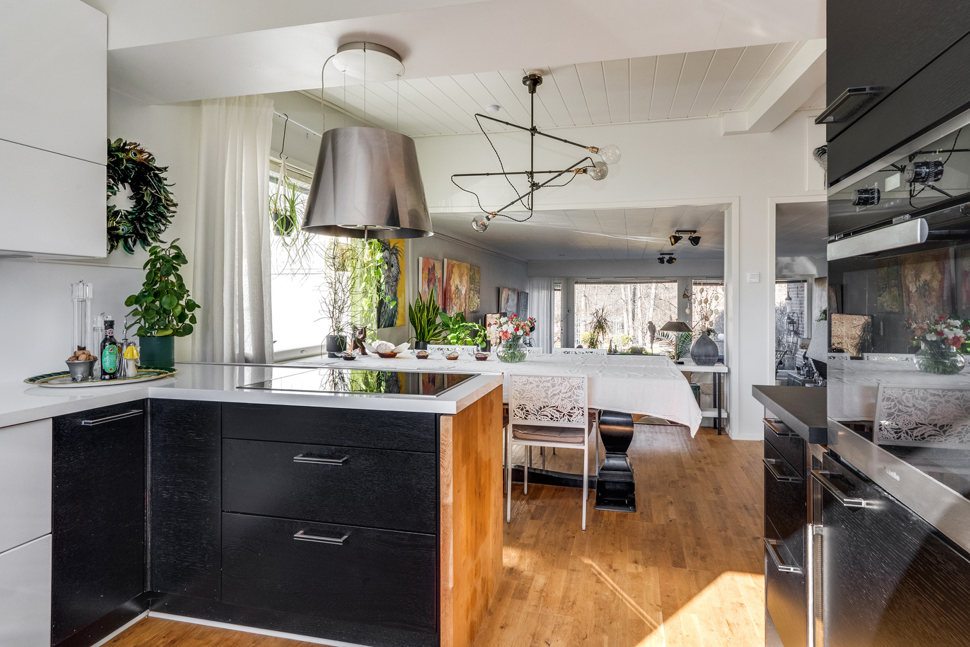 Modernissa keittiössä on integroidut kodinkoneet