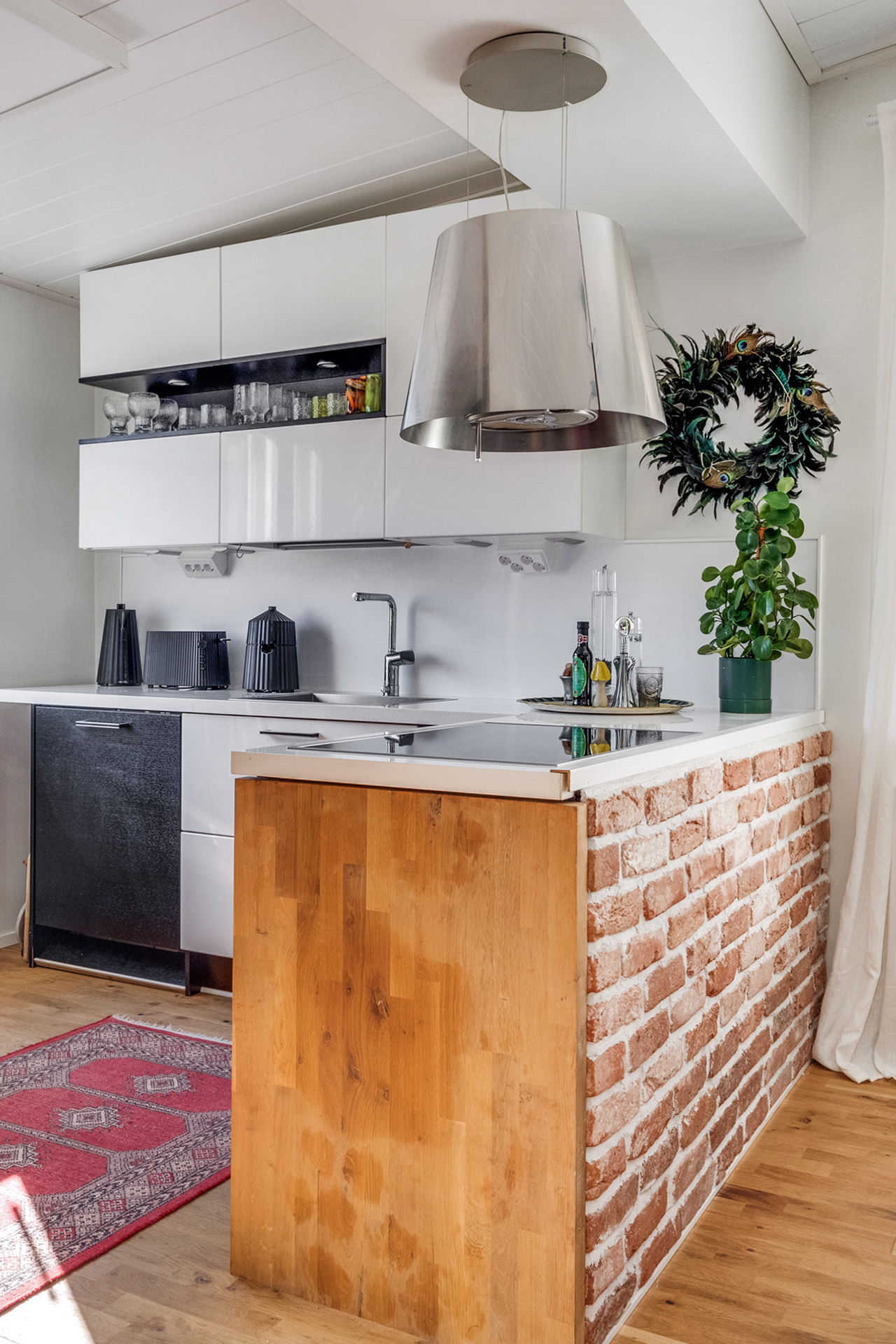 Tyylikäs saarekekeittiö on uusittu vuonna 2022