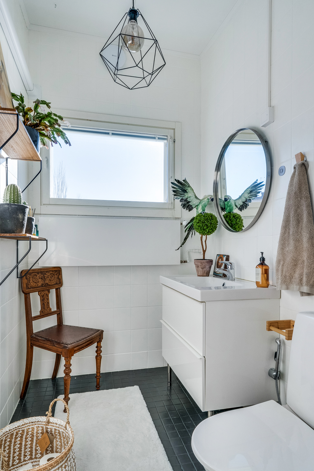 Yläkerran wc, korkea huonekorkeus viistokaton ansiosta