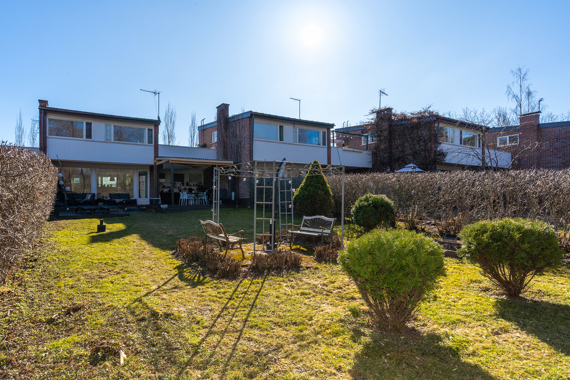 Iso puutarhamainen takapiha lännen suuntaan