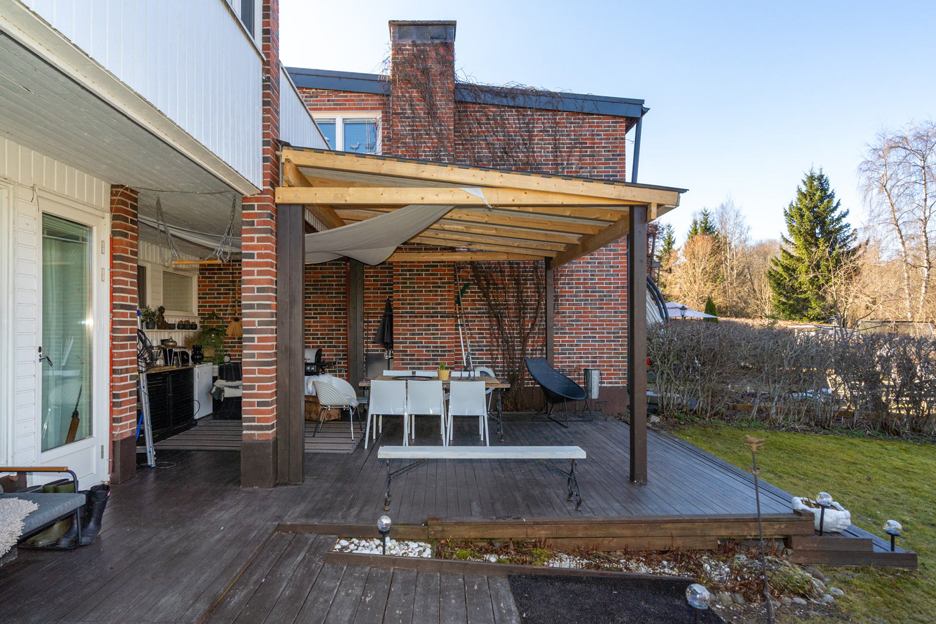 Terassilla on myös katettu osa