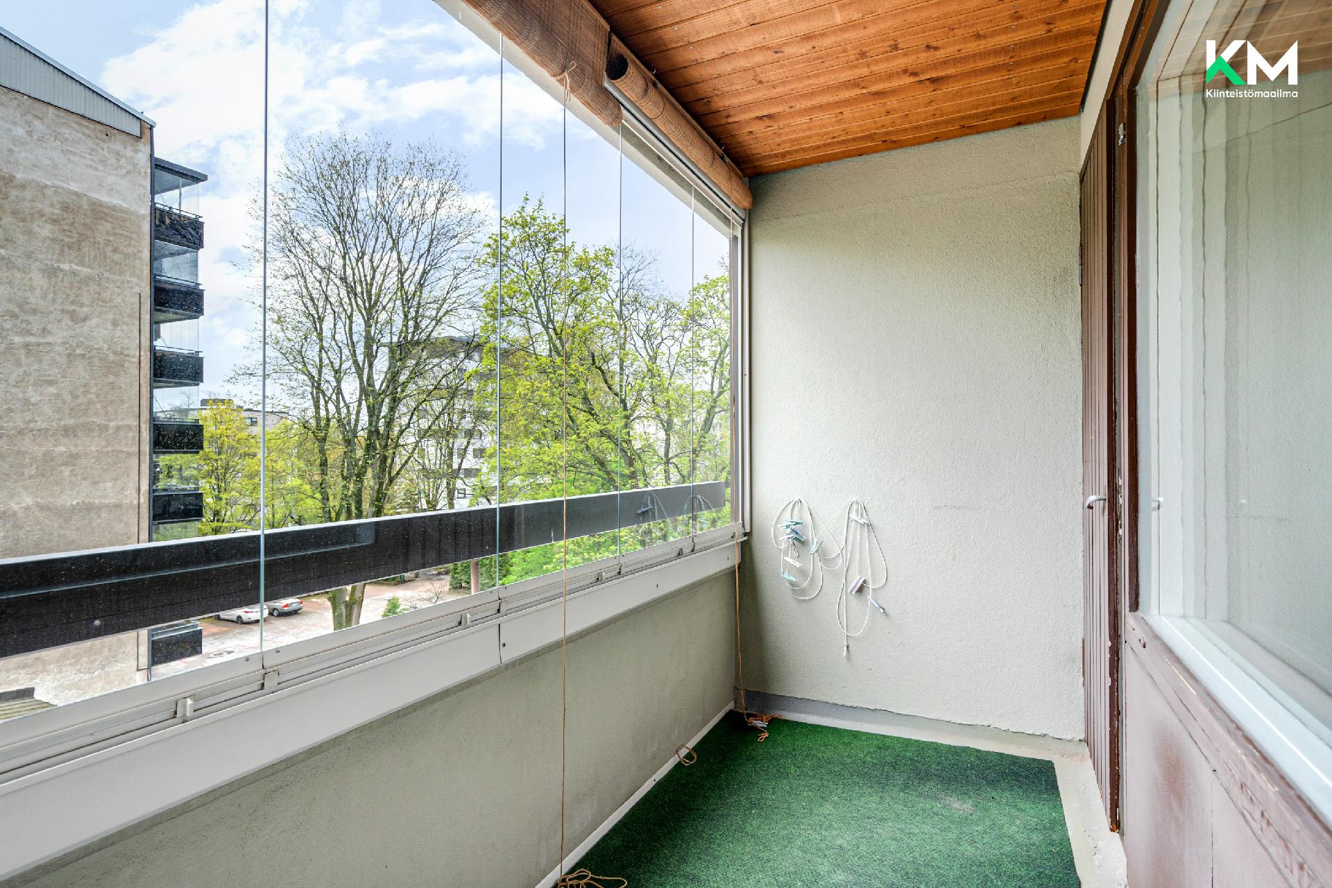 Parvekkeelle pääsy olohuoneesta 