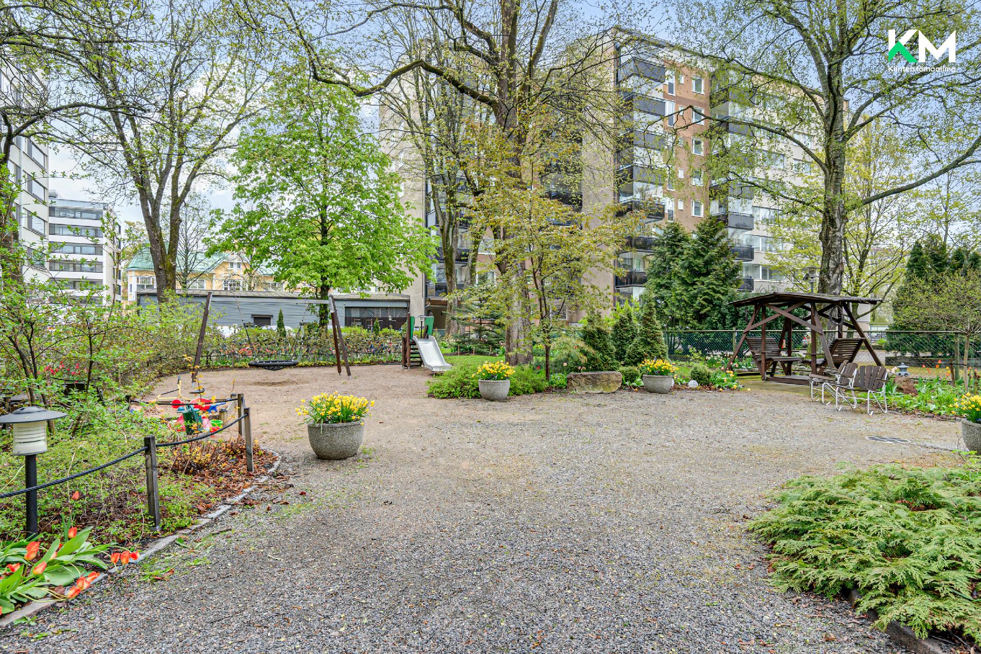 Taloyhtiön vehreä ja viihtyisä piha