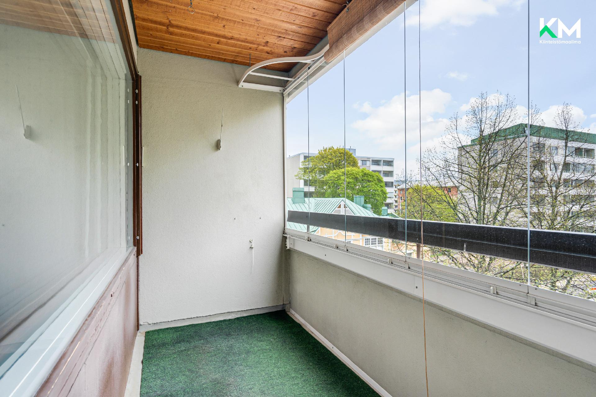 Parvekkeelle pääsy olohuoneesta