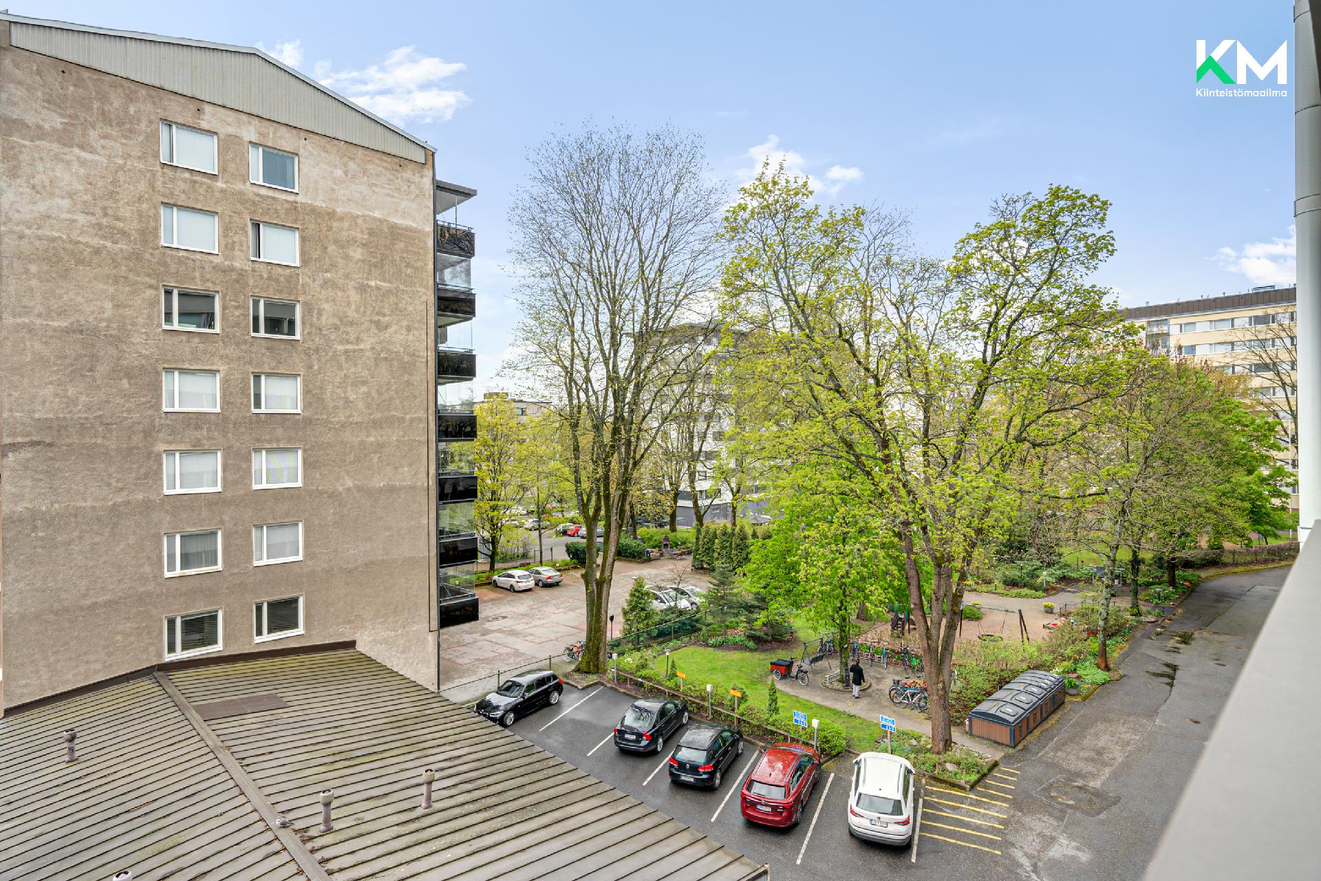 Parvekkeelta näkymä sisäpihalle