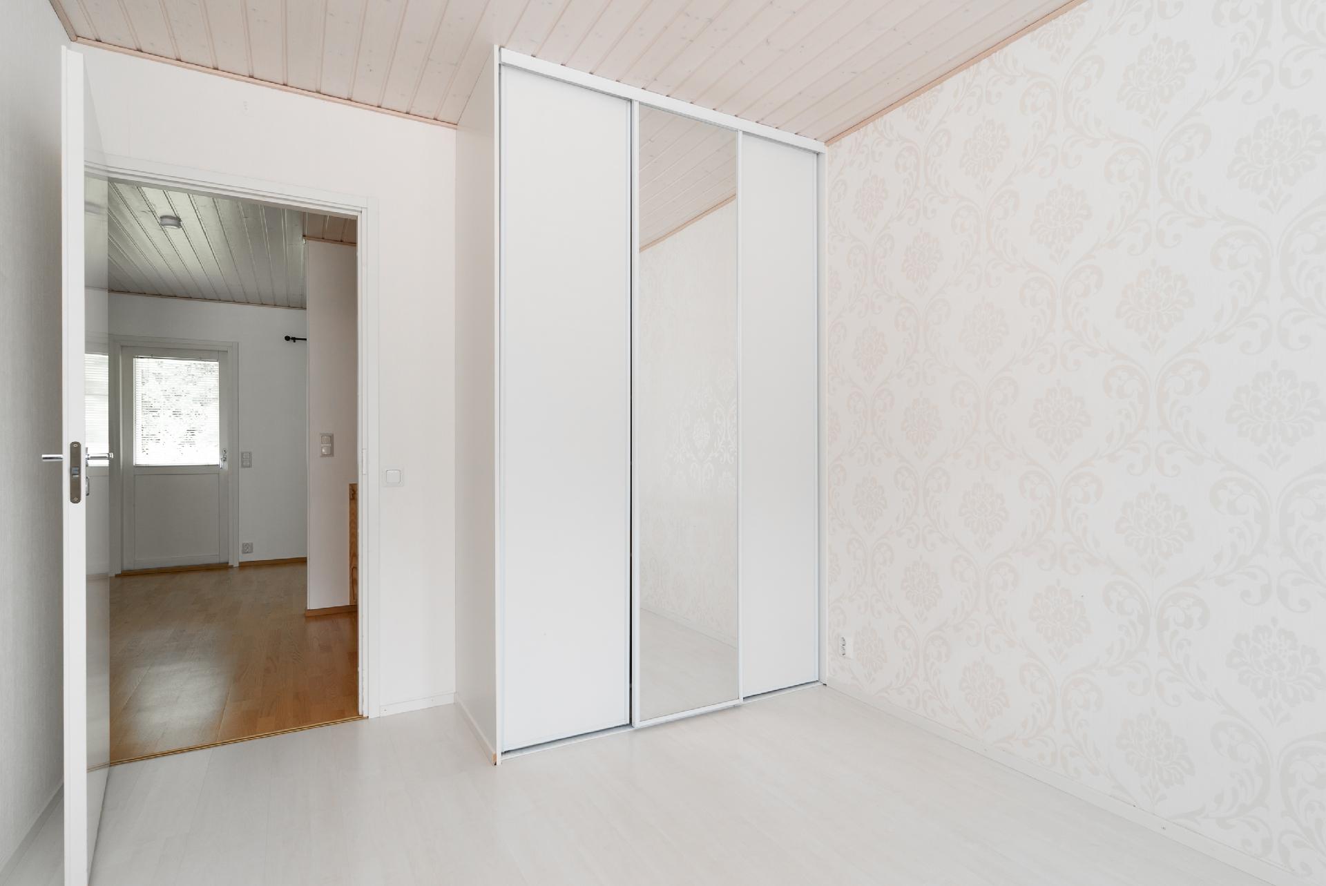 olohuoneesta keittiön suuntaan