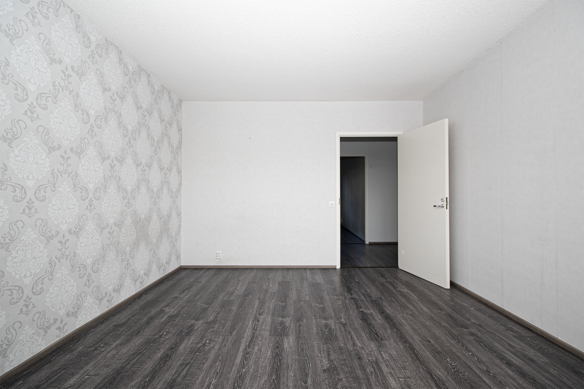 Myös olohuoneessa ovi.