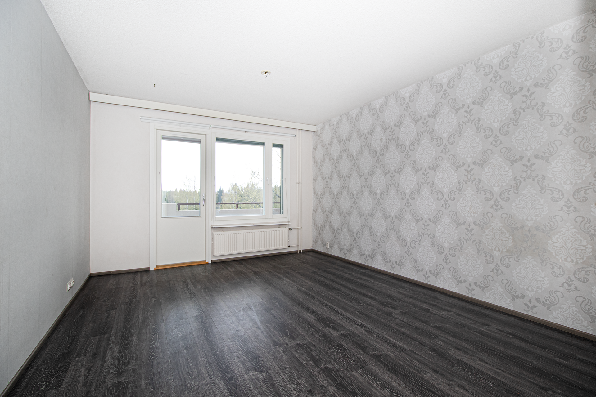 Olohuoneesta kulku parvekkeelle.