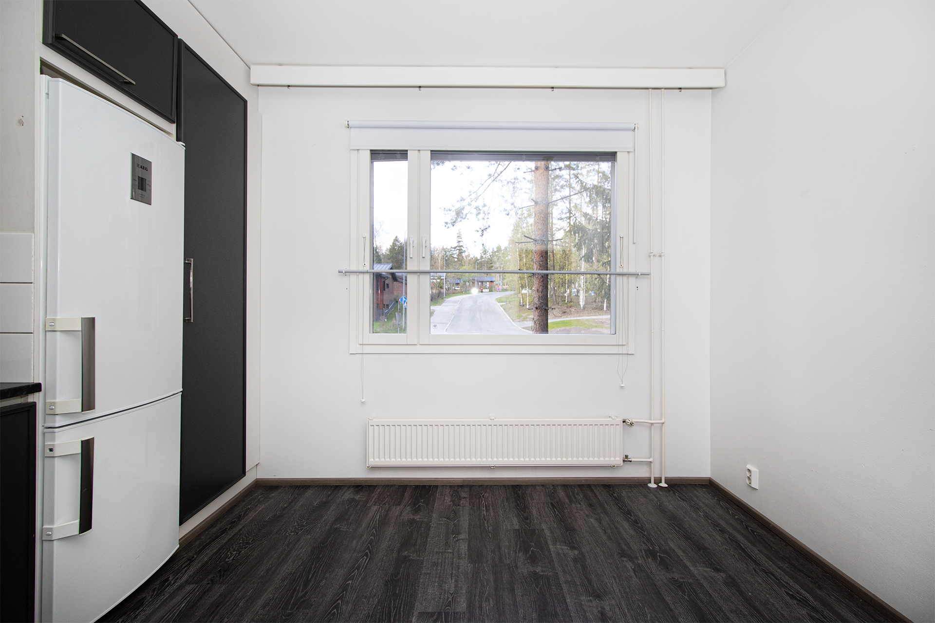 Keittiö on valoisa.