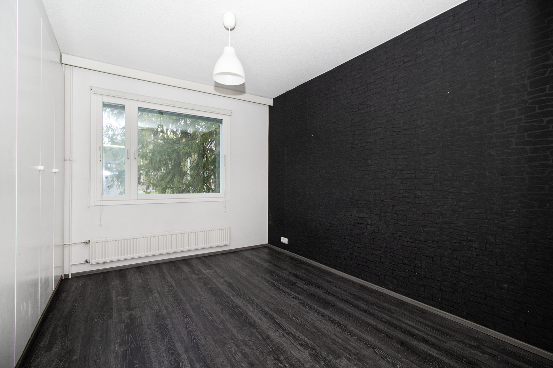 Makuuhuoneessa kaapistoja.