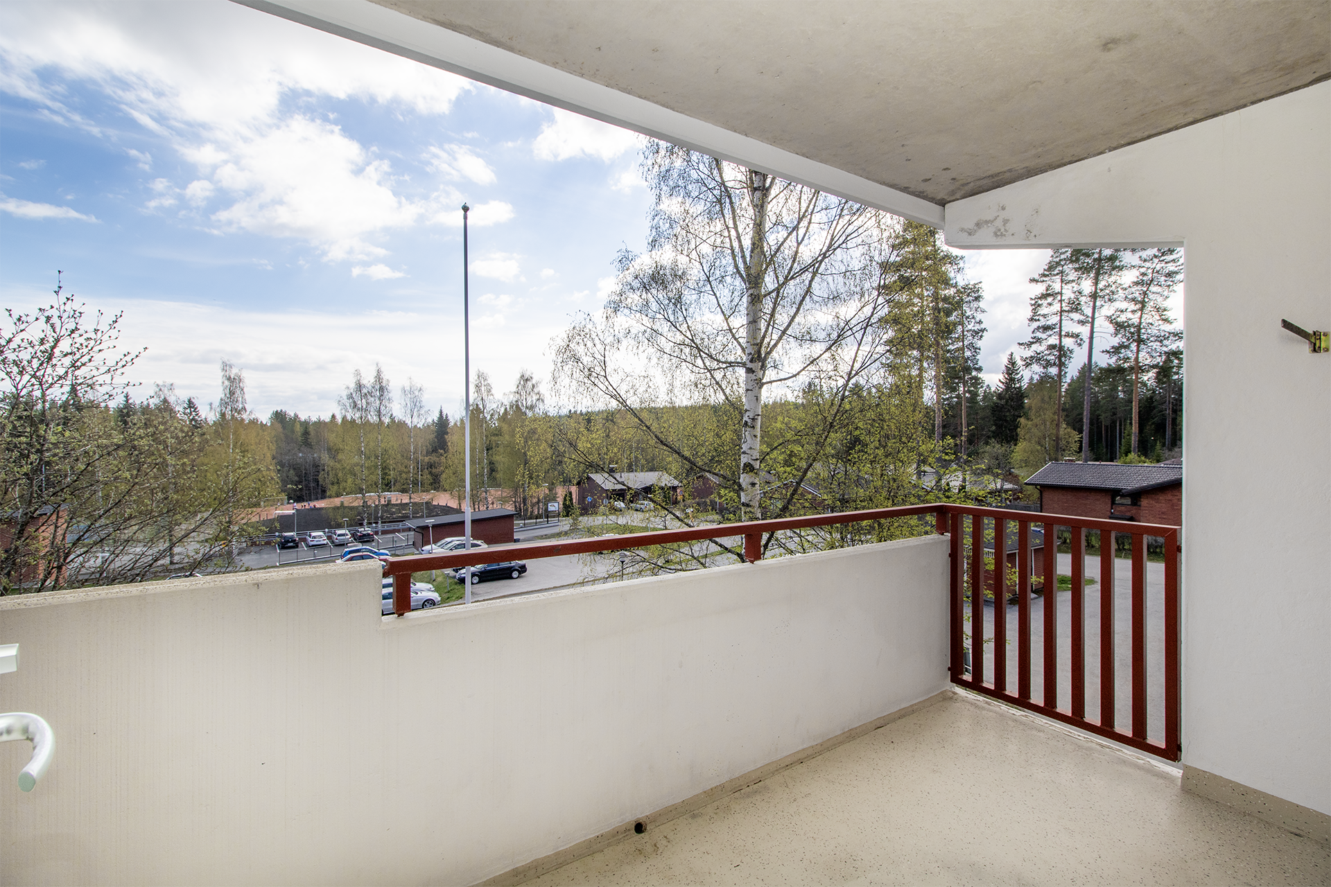 Tilava parveke sisäpihan puolella.