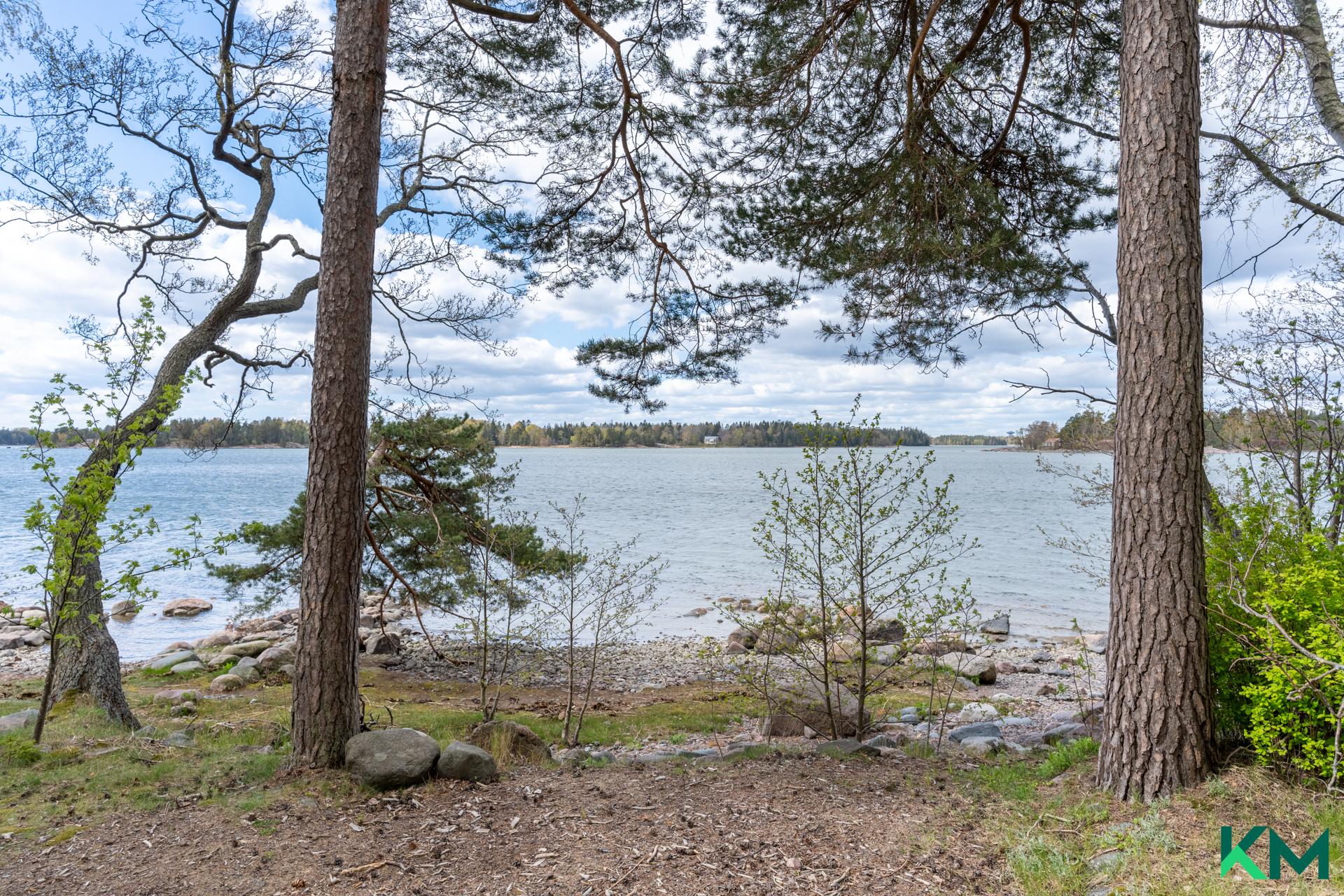 Upea ikkuna näkymä, rannasta pääsee suoraan uimaan.
