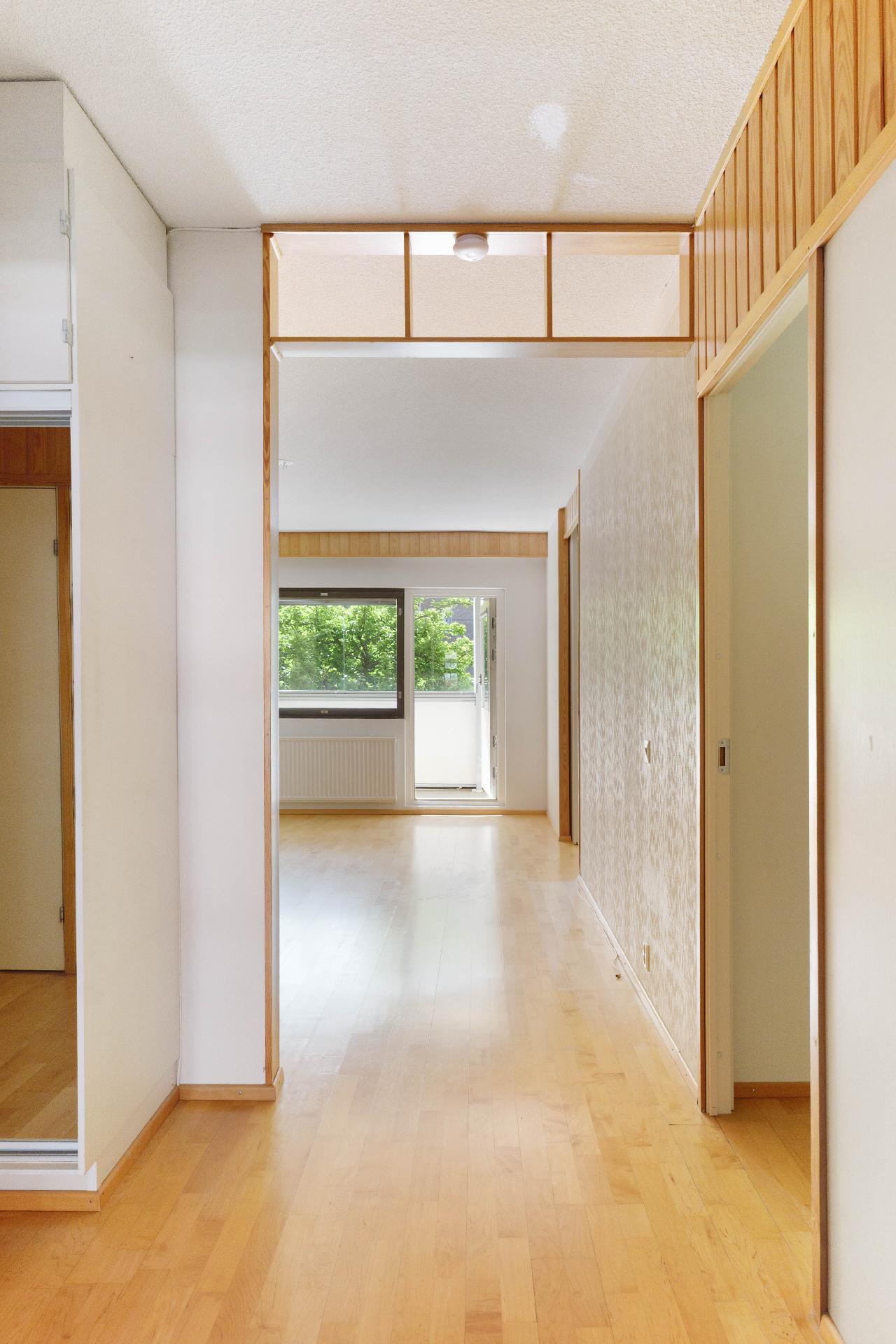 Näkymä eteisestä olohuoneeseen