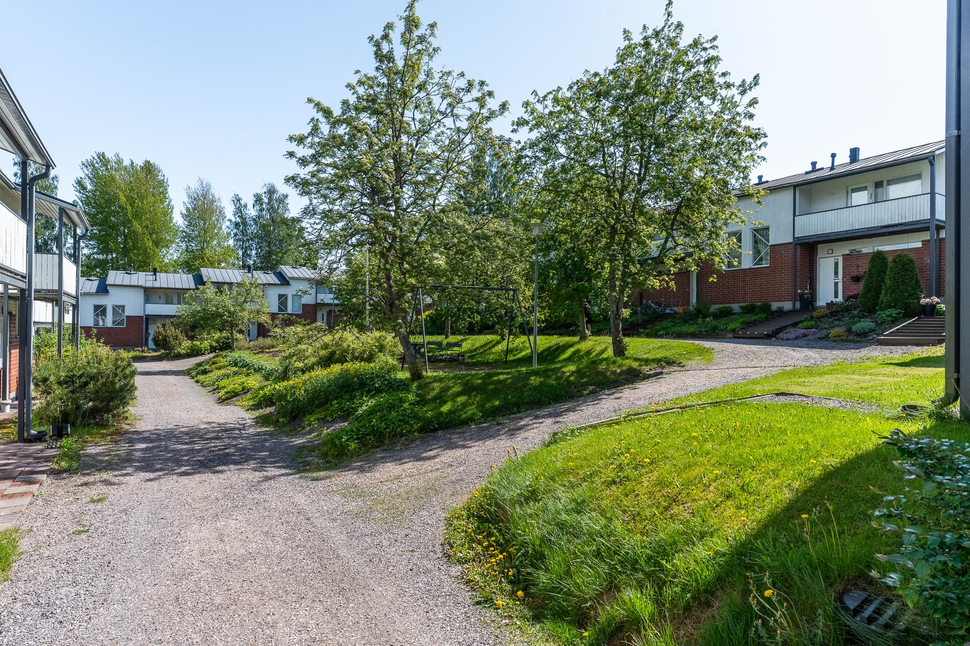 Taloyhtiön pihaa
