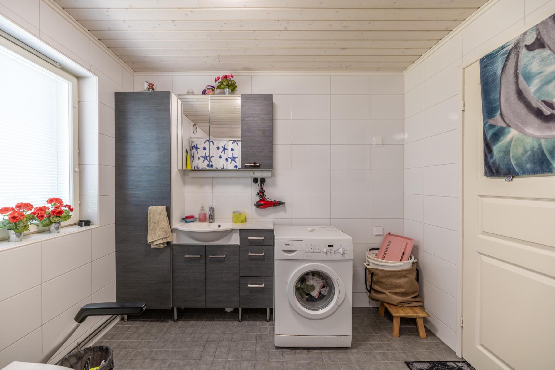 yläk. kylpyhuone (laajennus)