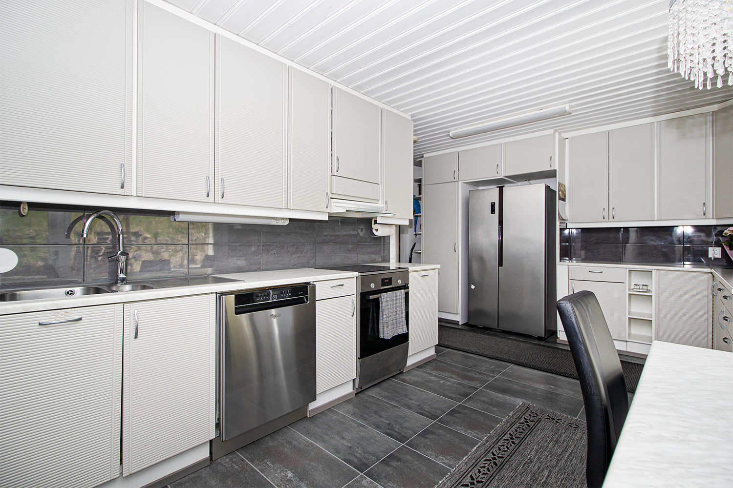 keittiössä reilusti kaappitila