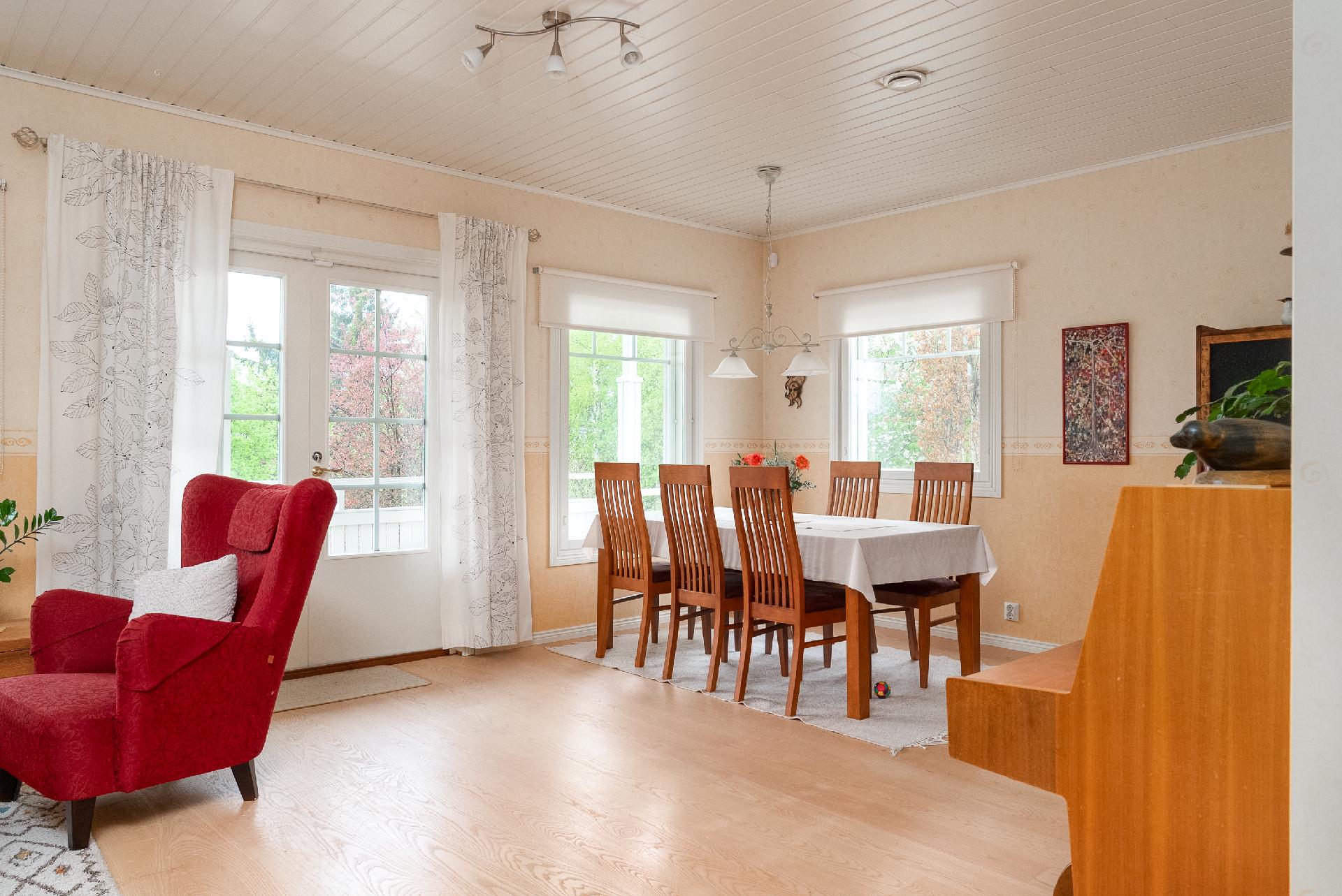 Olohuoneessa tilaa ruokapöydälle