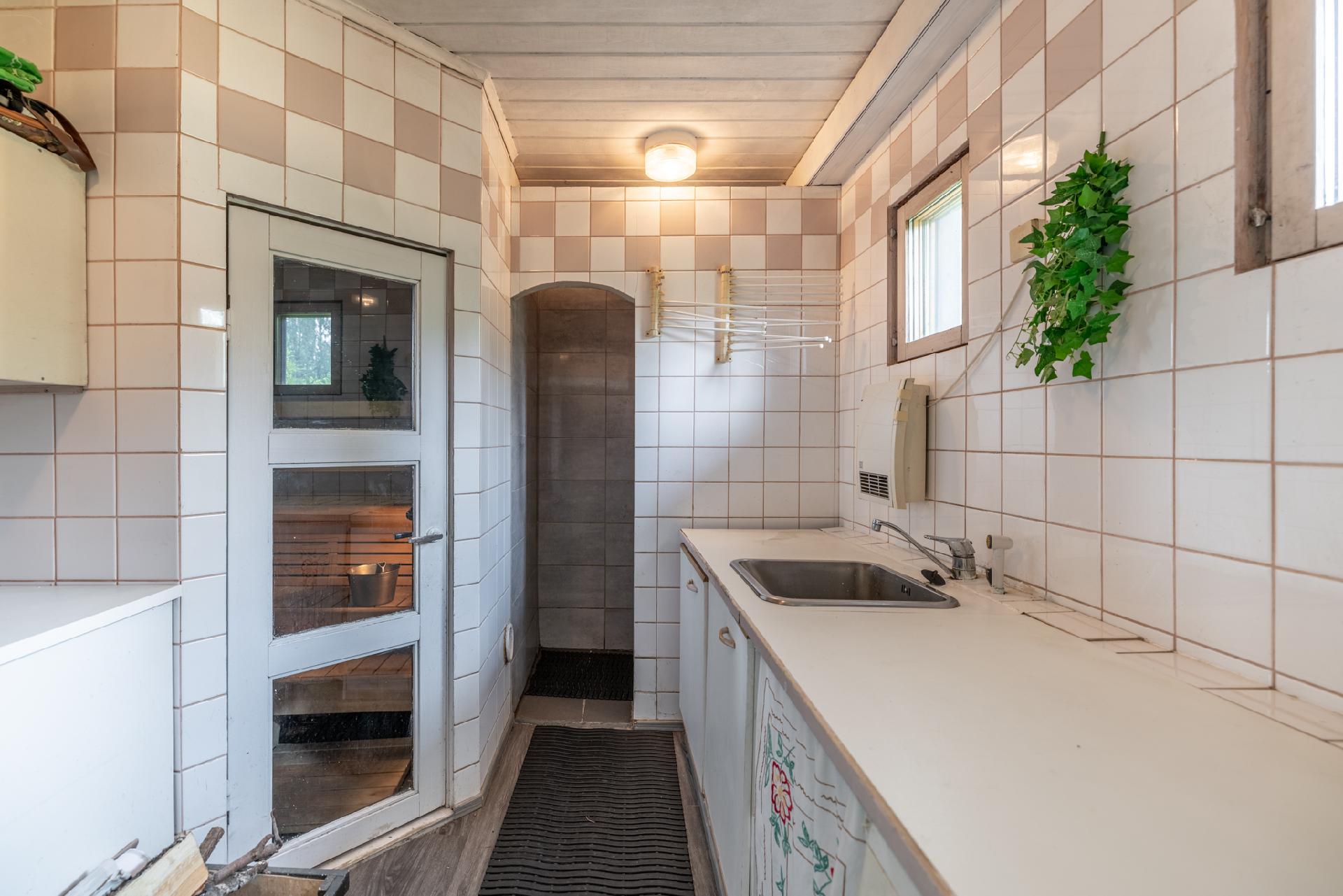 kodinhoitohuone/kylpyhuone