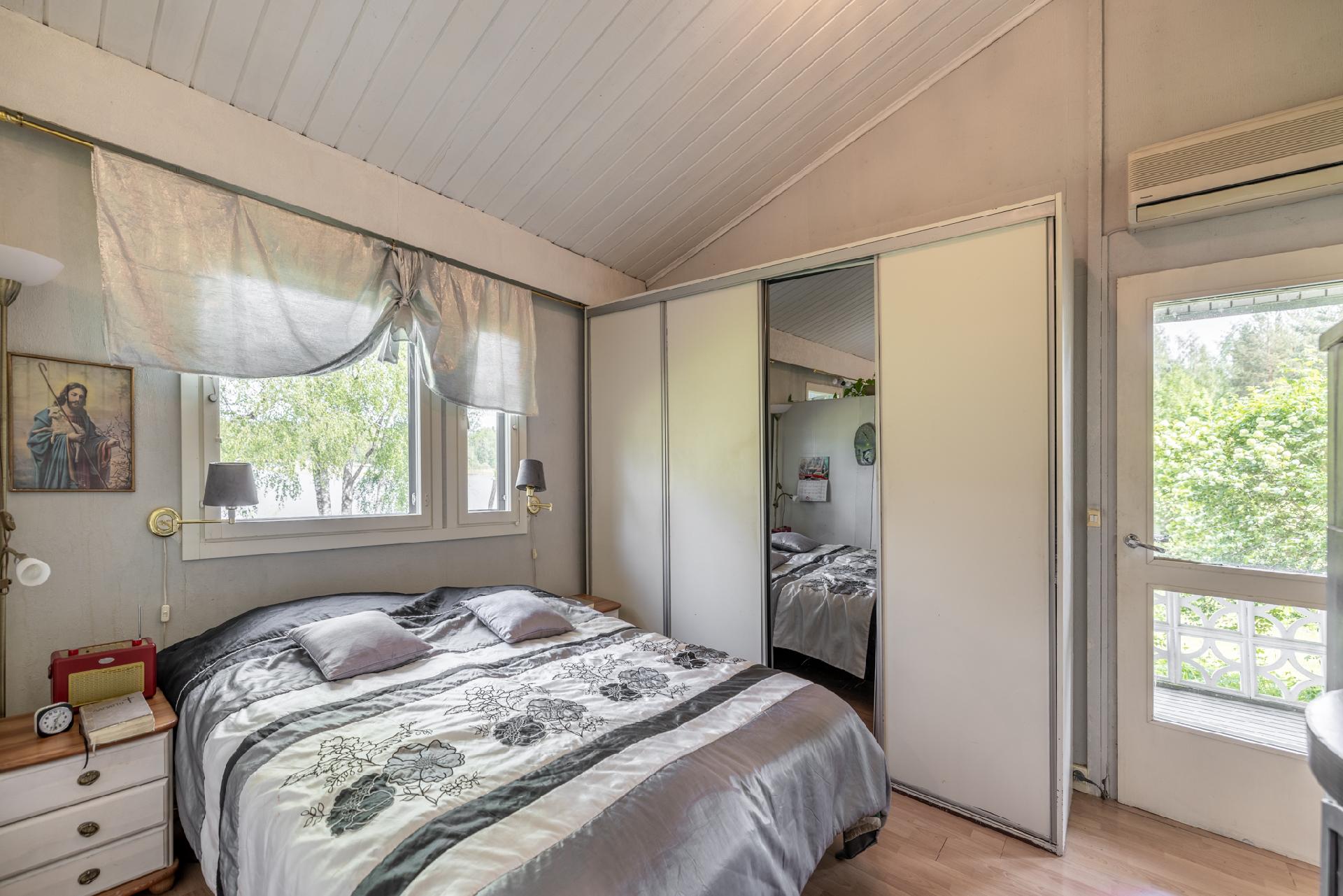 olohuoneen jatkeena "makuuhuone", väliseinä tehty kaapistoilla