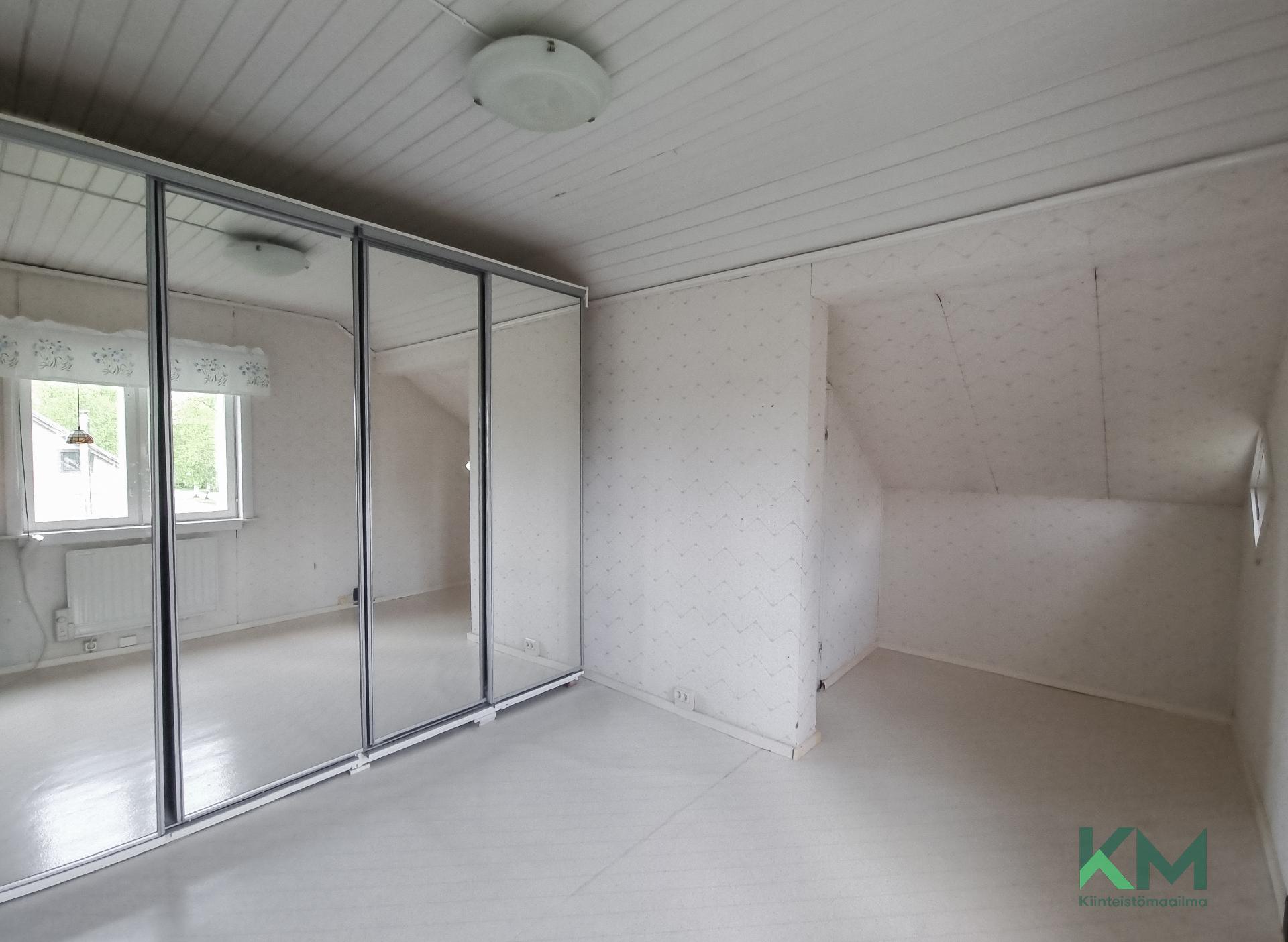 Vintissä peilikaapit 