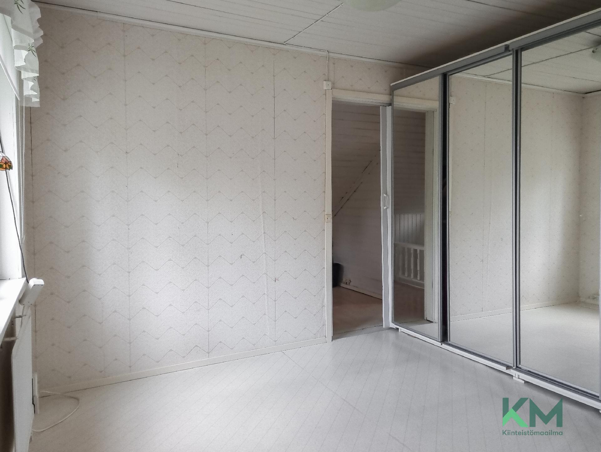 Makuuhuoneessa peilikaapit