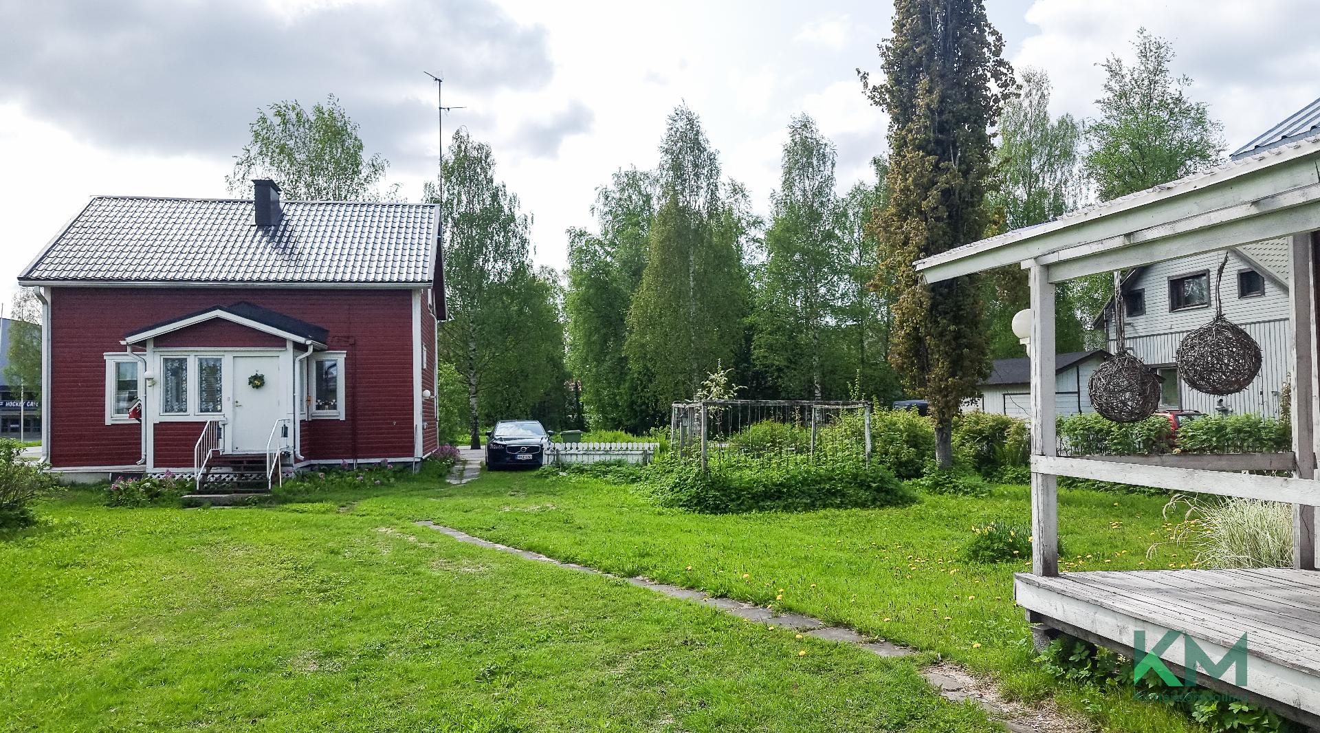 Pihapolku talolta saunalle