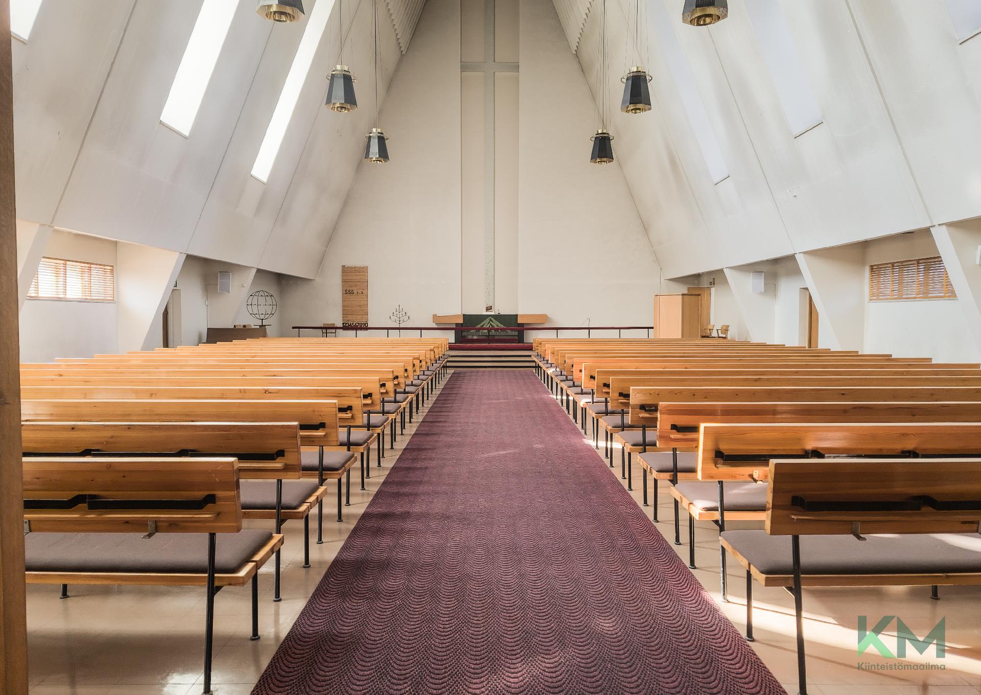 Kaunis ja valoisa kirkkosali