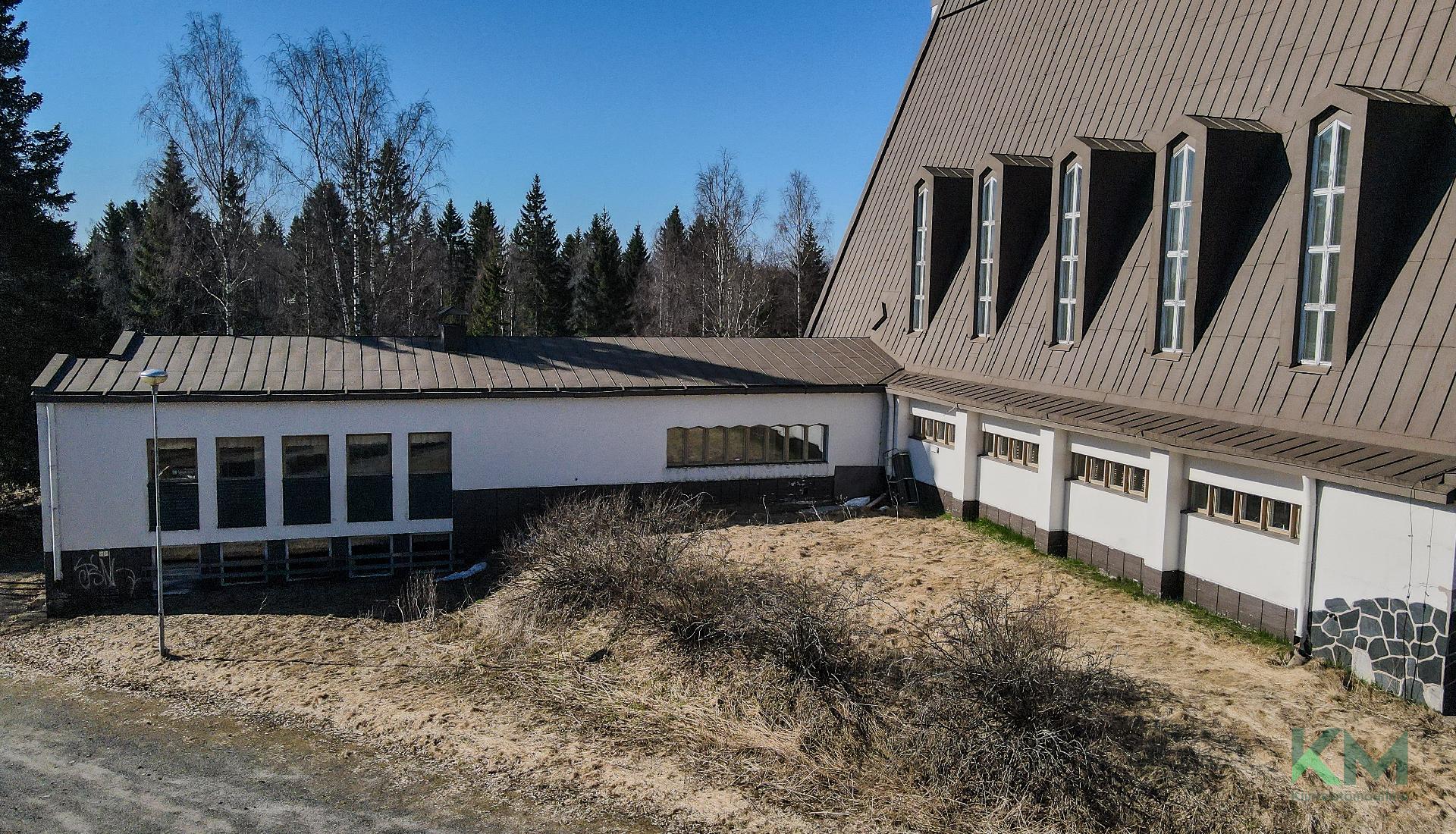 Rakennus pienessä rinteessä