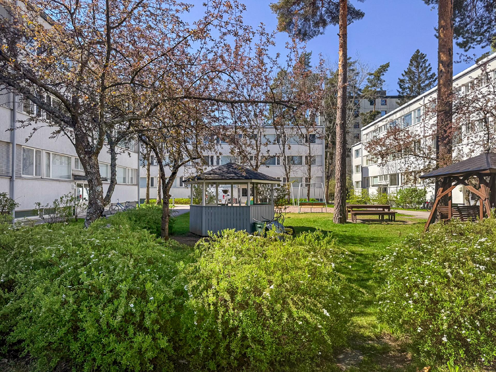 Sisäpiha on vihreä