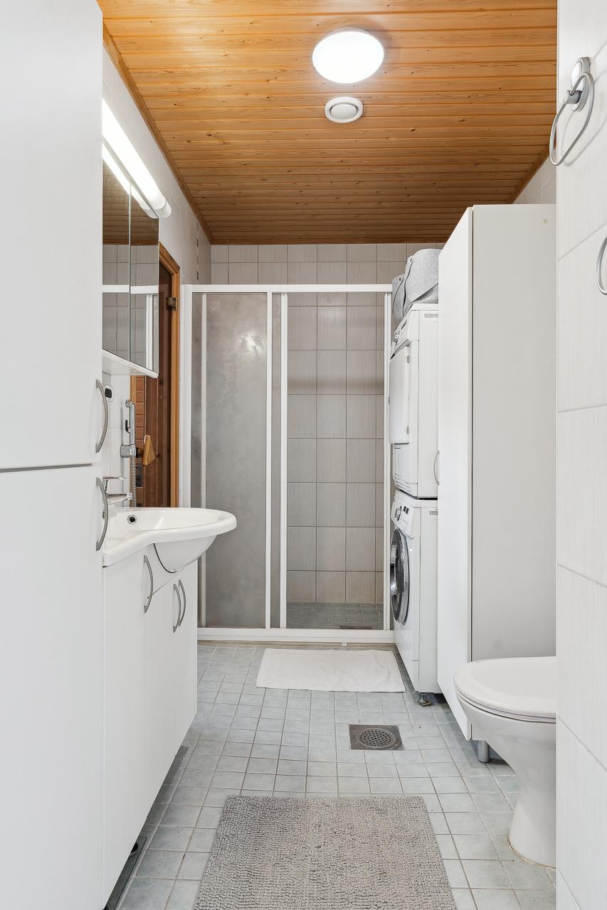 Alakerran kylpyhuone