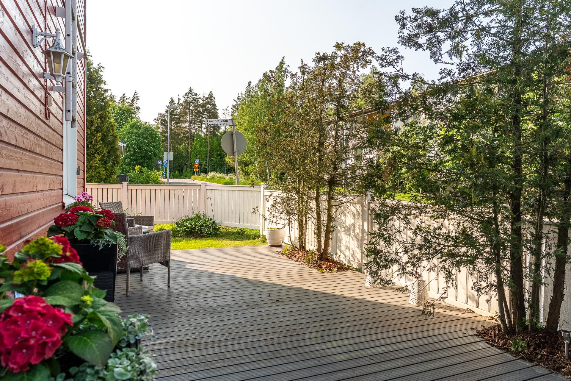 Aamuauringon puoleinen terassi