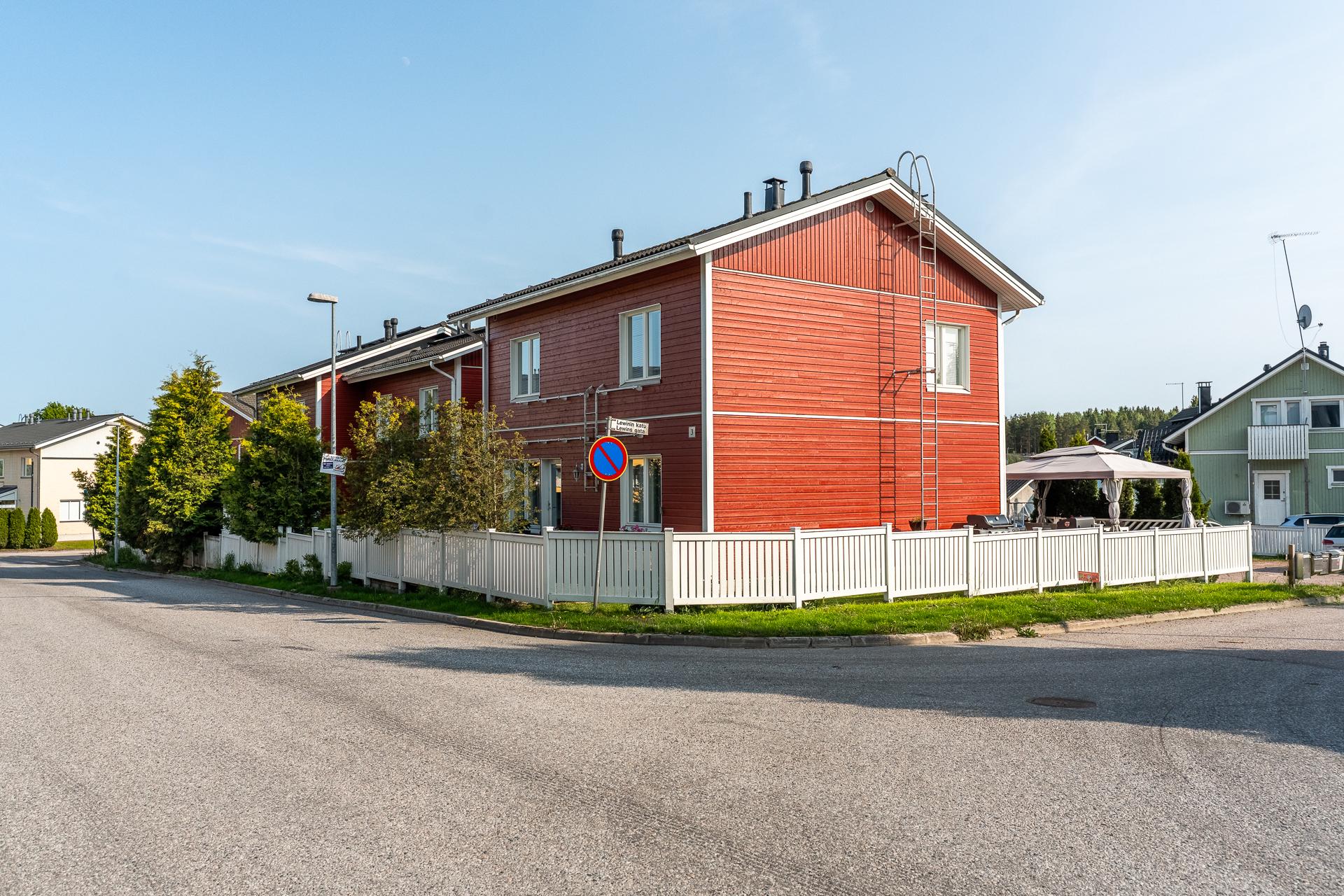 Talo tontin kulmassa