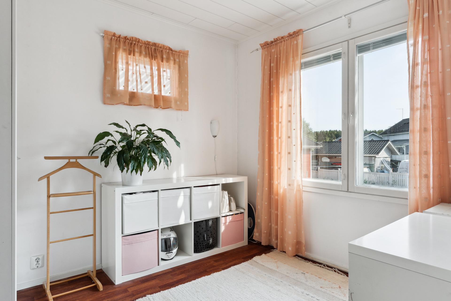 Alakerran makuuhuone