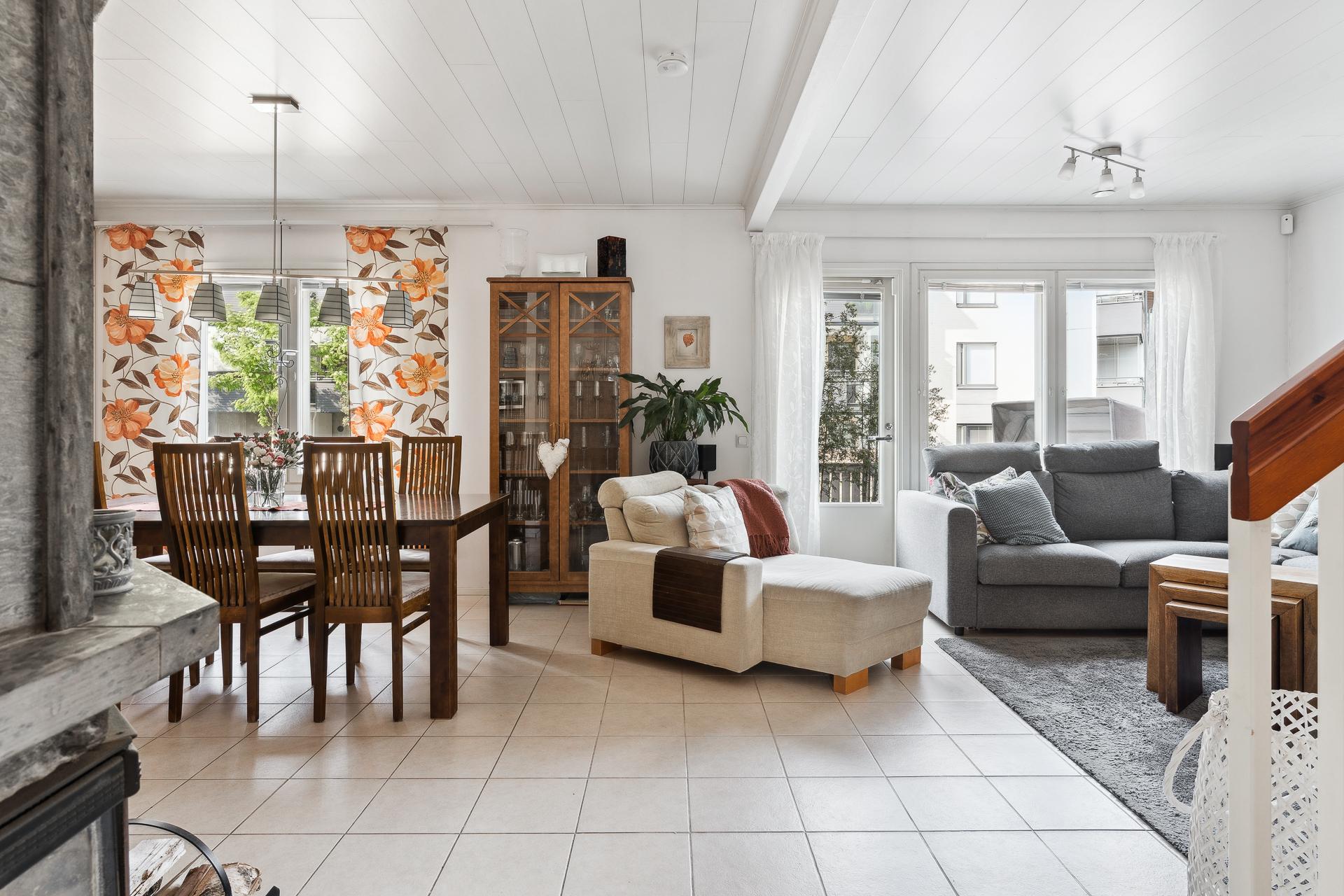 Olohuone+ruokailutila