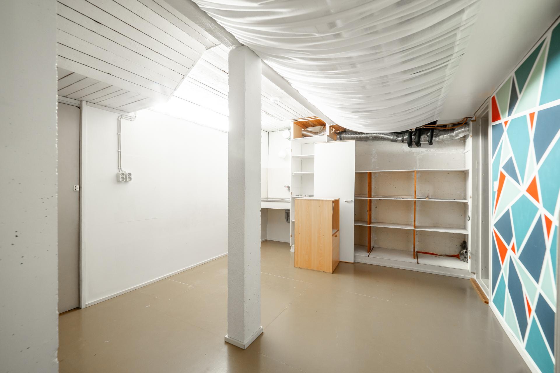 Alimman kerroksen huonetila