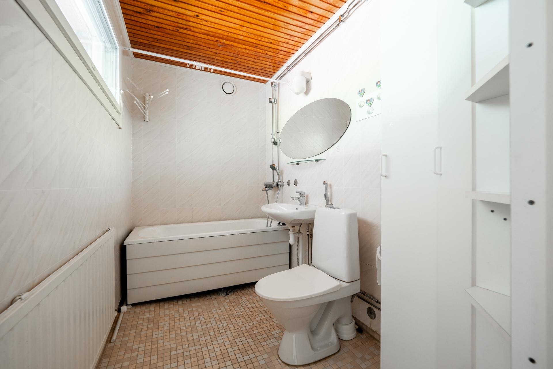 Yläkerran kylpyhuone