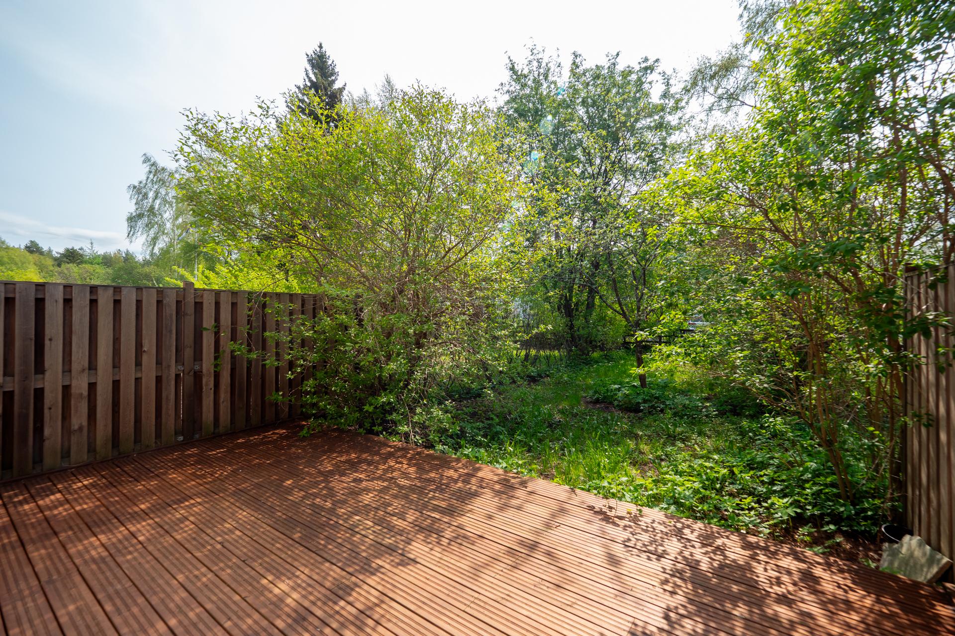 Olohuoneesta käynti terassille ja pihalle