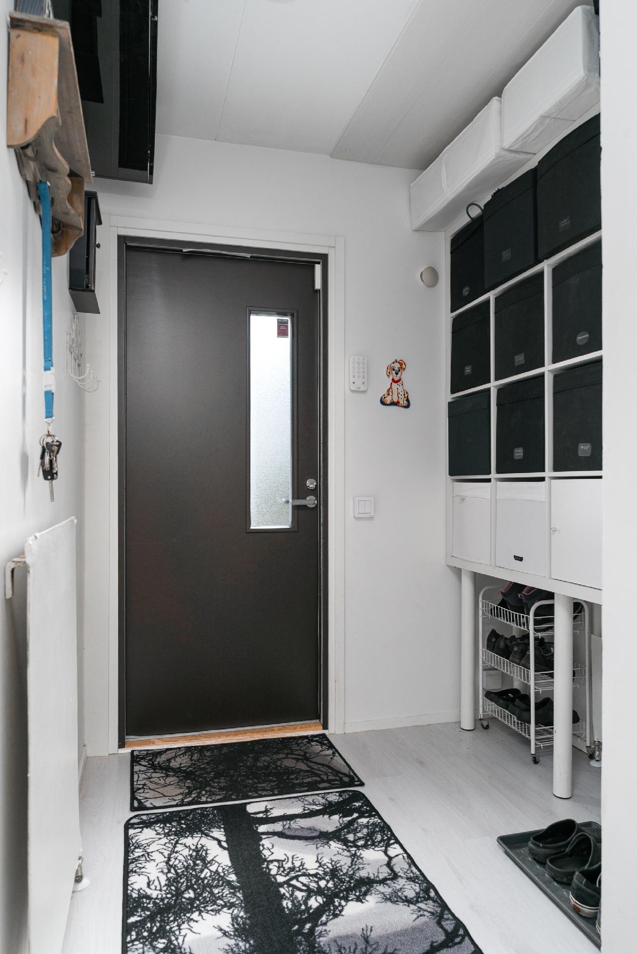 Eteistila, jossa kaappitilaa