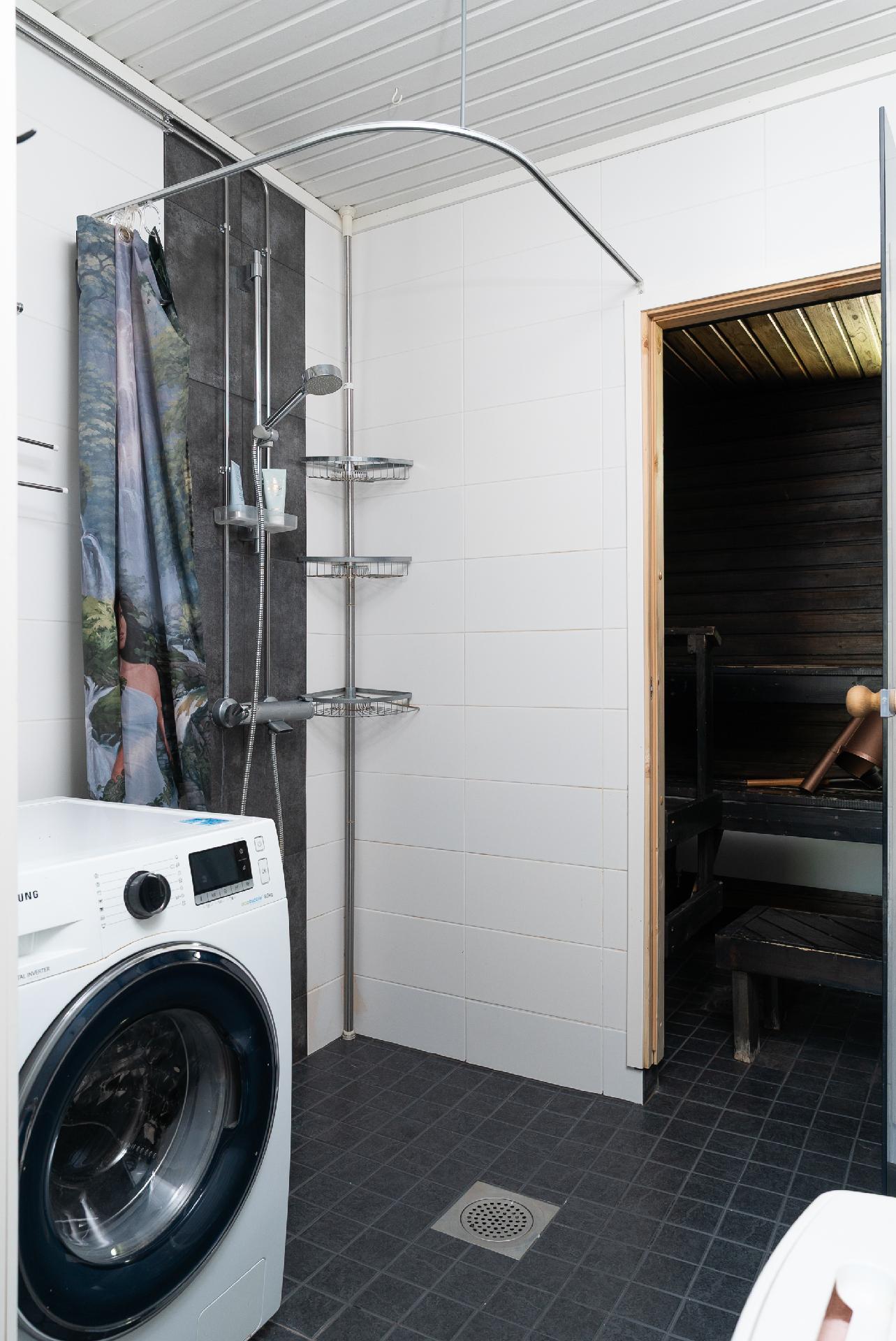 Kauniisti remontoitu kylpyhuone