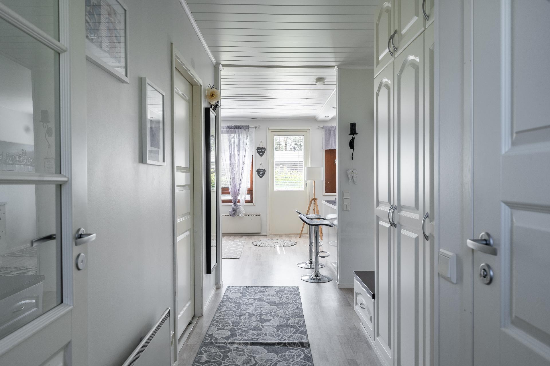 Eteisestä näkymä läpi huoneiston