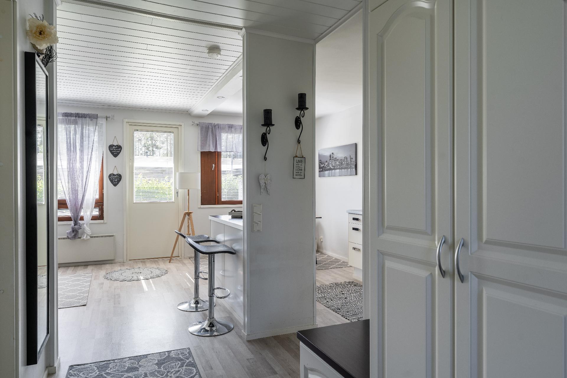 Näkymä eteiskäytävältä keittiöön