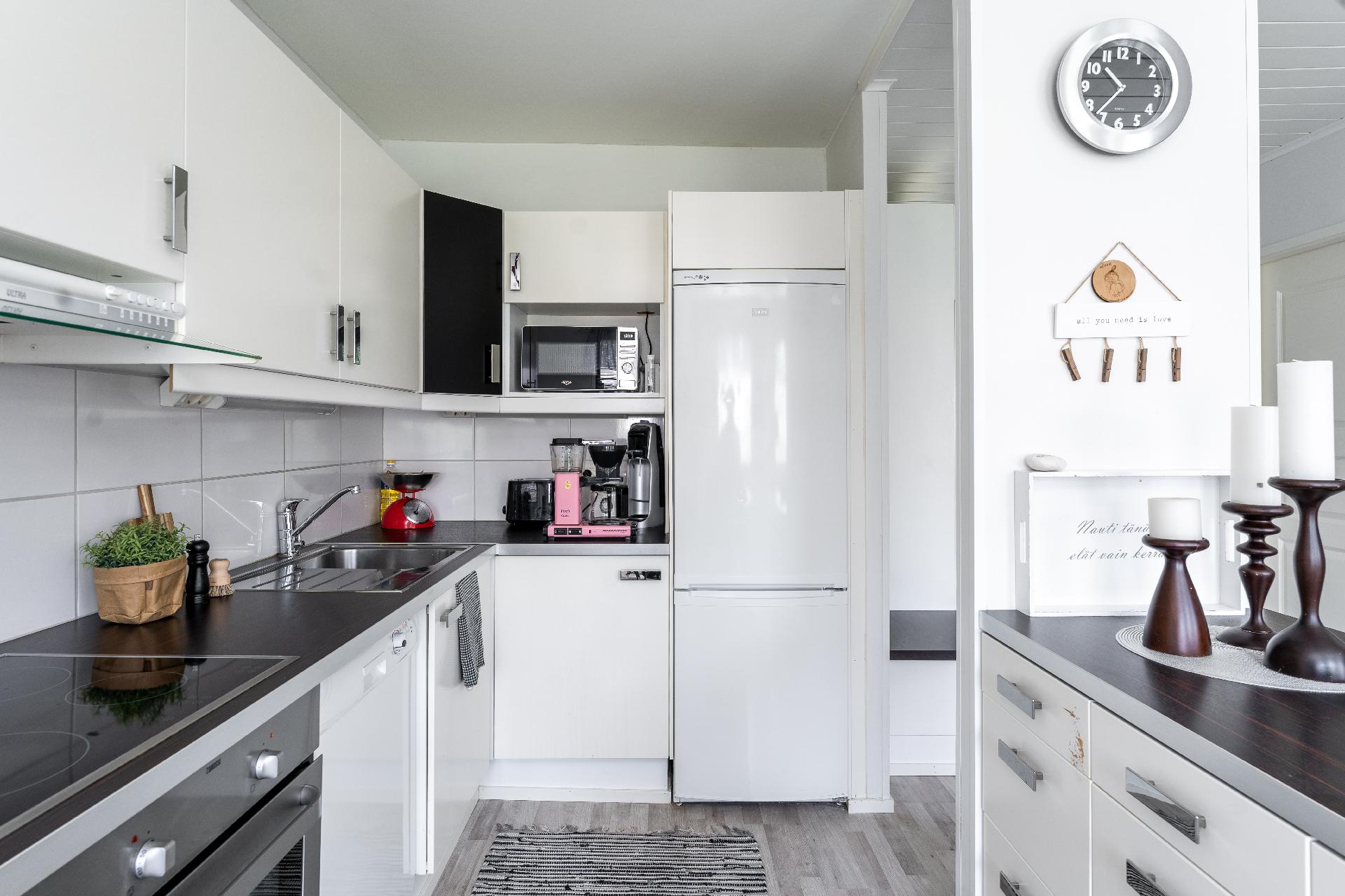 Keittiö on avattu olohuoneeseen, tinkimättä keittiön kaappitilasta