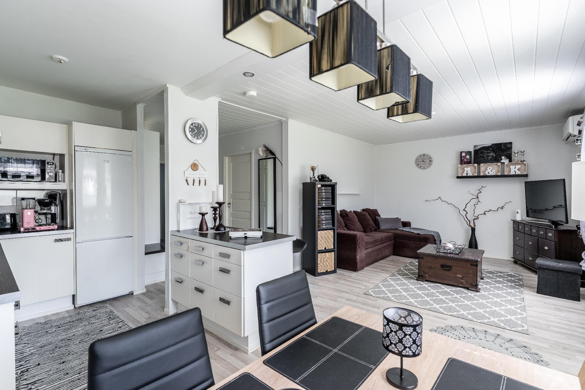 Valoisa keittiö / olohuone yhdistelmä