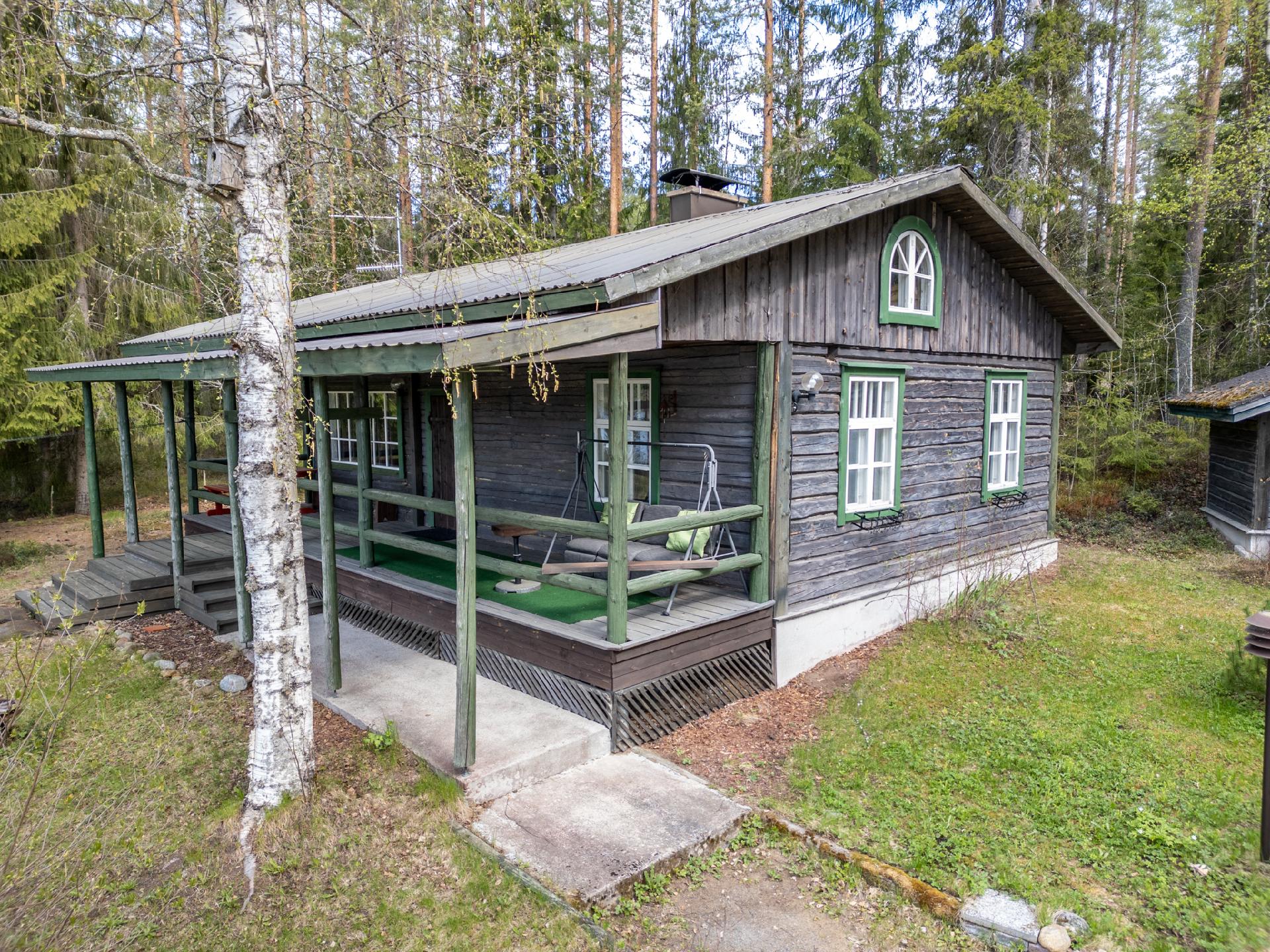 Tunnelmallinen hirsimökki
