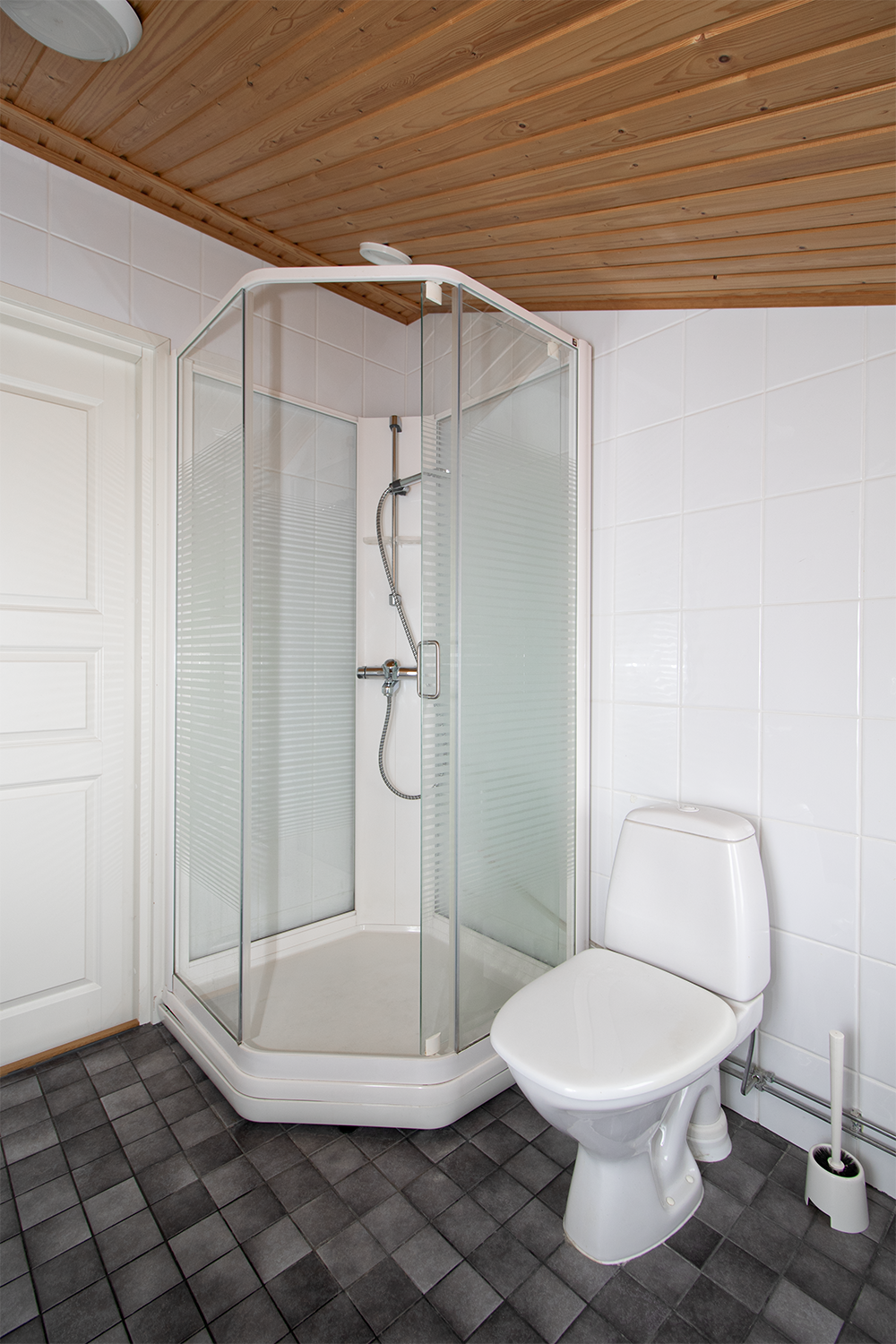 Yläkerran kylpyhuone.